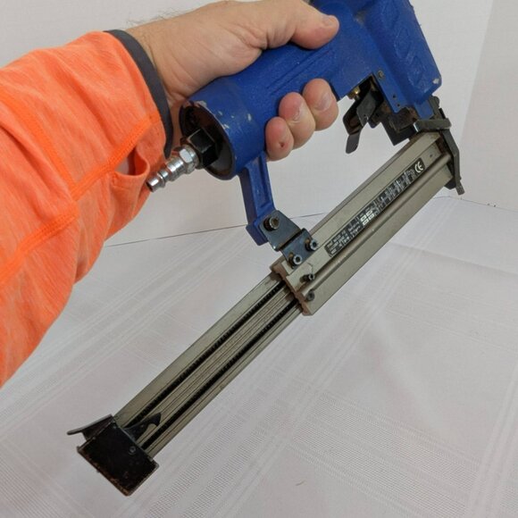 Banks Pneumatic Air Finishing Nailer 18 gauge model F32 - Picture 8 of 8
